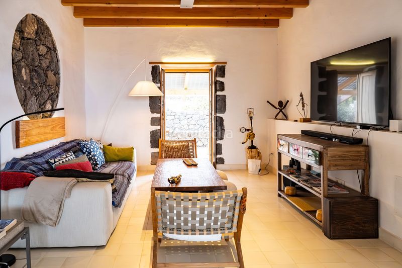 Foto a12dab3e-bd7e-45b3-9184-ebbb0bfbba33. Casa amb calefacció aparcament a Tinajo