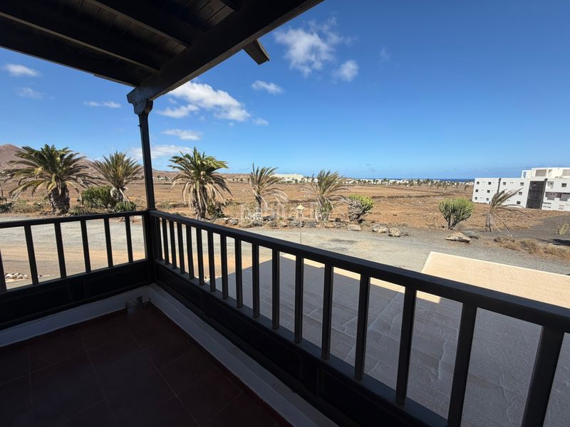 Foto 0f787b8f-bf89-4a19-abb6-a3e8c7f36598. Casa aparellada a costa Teguise Teguise