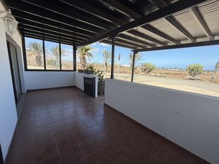 Casa aparellada a Costa Teguise. Vivienda unifamiliar costa teguise