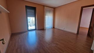 Appartement à Peñaranda de Bracamonte. Se vende piso de 3 dormitorios en buen estado en plaza de peñara