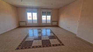Duplex à Peñaranda de Bracamonte. Se vende precioso duplex nuevo de 4 dormitorios en centro de peñ
