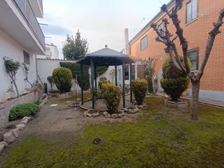 Casa en Pearanda de Bracamonte. Se vende preciosa casa con patio en el centro de pearanda