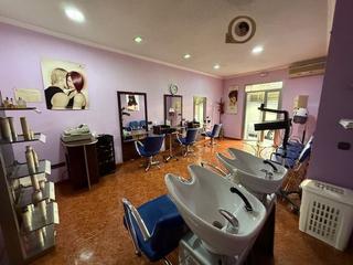 Local commercial à Peñaranda de Bracamonte. Se vende local comercial acondicionado como peluqueria en centro