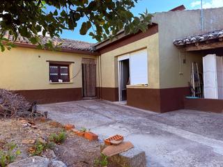 Casa en Alaraz. Se vende casa en planta baja con patio en alaraz
