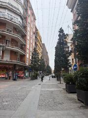 Appartement à Centro-Corte Inglés. Se vende atico con 2 plazas de garaje con ascensor en calle trin