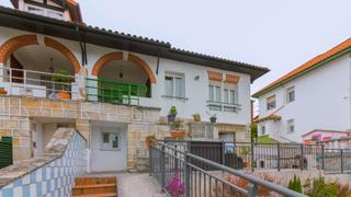 Casa aparellada a Cuatro Caminos. Chalet pareado de 263m2 con 2 viviendas independientes en ciudad