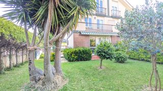 Casa aparellada en Muriedas. Chalet de 188 m en muriedas con jard�n, suite y bodegachoco  exc