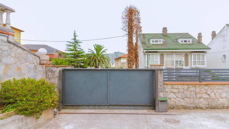 Foto bf537e41-6dfd-425e-8943-cd61dded2492. Casa aparellada amb calefacció a Cuatro Caminos Santander