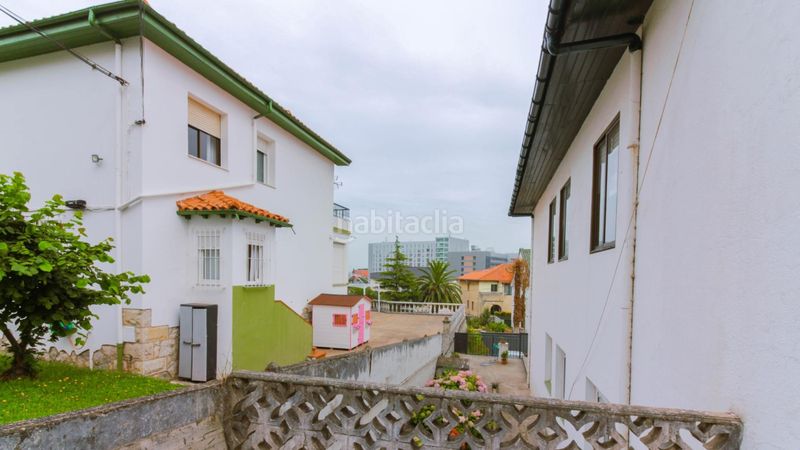 Foto df8dd0fa-d05c-4608-8f13-7fdcbddcd4f3. Casa aparellada amb calefacció a Cuatro Caminos Santander