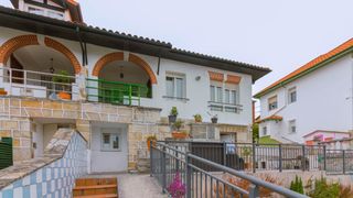 Casa aparellada en Cuatro Caminos. Chalet pareado de 263m2 frente a valdecilla!
