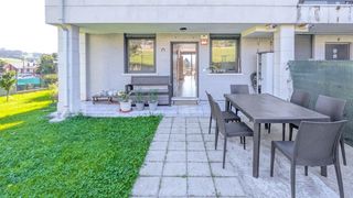 Rent Flat in Cudón. Bajo con jardín frente a la ría de suances en cudón