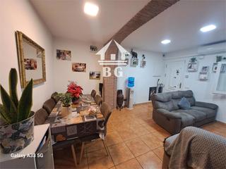 Casa adossada  Emporda. Adosado de tres plantas en excelente estado, ubicado en el centr