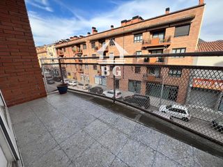 Pis  Barcelona. En venta amplia vivienda de 3 dormitorios en ripoll !!
