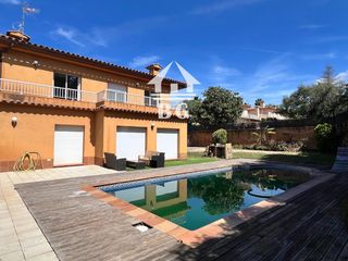 Xalet a Condado del Jaruco - Puigventós. En venta chalet con piscina en urb. condado jaruco de lloret.