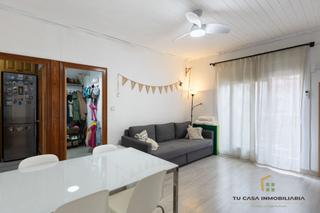 Etagenwohnung in Llefià. Piso junto a la ronda de sant antonio con 2 balcones, patio y tr