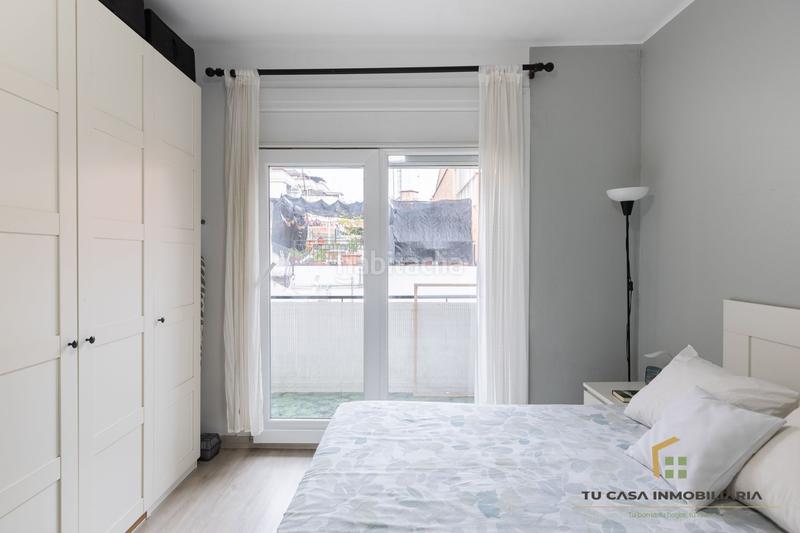 Foto 5c376fa0-4da0-4387-b624-f7bbbfb2ca31. Piso  junto a la ronda de sant antonio con 2 balcones, patio y trastero en Badalona