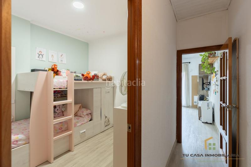 Foto c75fda01-1171-43bd-b553-9e2df399ddab. Piso  junto a la ronda de sant antonio con 2 balcones, patio y trastero en Badalona