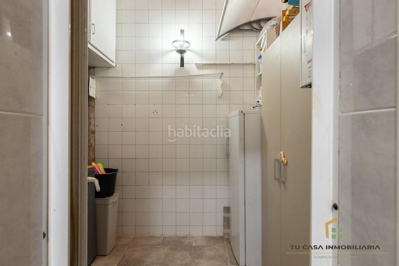 Foto d055fc64-ad74-45b3-a146-1408bd2bbf60. Piso  junto a la ronda de sant antonio con 2 balcones, patio y trastero en Badalona