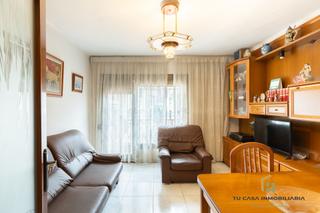 Etagenwohnung in Llefià. Bonito piso con ascensor, balcón y 3 habitaciones