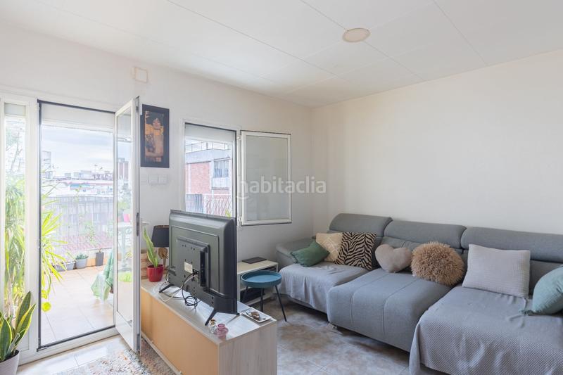 Foto da7b7994-8a45-4fe6-a3f6-7f55200e7f9d. Àtic amb calefacció a Llefià Badalona