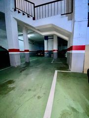 Aparcament cotxe a Llefià. Plaza de parking con capacidad de 2 coches y 1 moto
