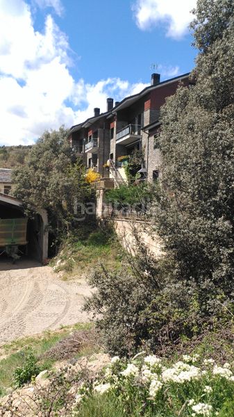 Foto f3be1029-d198-4882-b779-049b47f0da32. Pis amb xemeneia calefacció aparcament a Montferrer i Castellbò