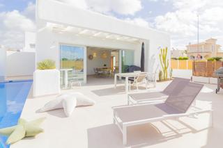 Xalet  Calle reina sofia. Bonitas villas independientes a estrenar con piscina privada