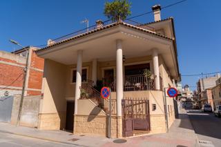 Xalet  Calle calle de flix rodrguez de la fuente. Chalet en esquina con amplio garaje y solrium en rafal.