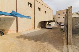 Casa  Calle de juan carlos i. Casa en planta baja con una parcela de 400m2 en redován.