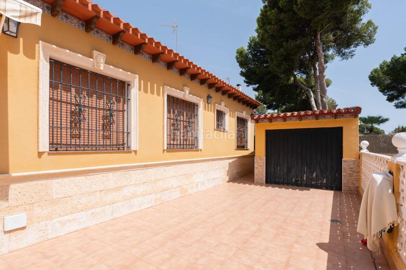 Foto b706c48a-2cdf-4189-acea-e1ff76575103. Chalet  independiente en Punta Prima costa en Orihuela