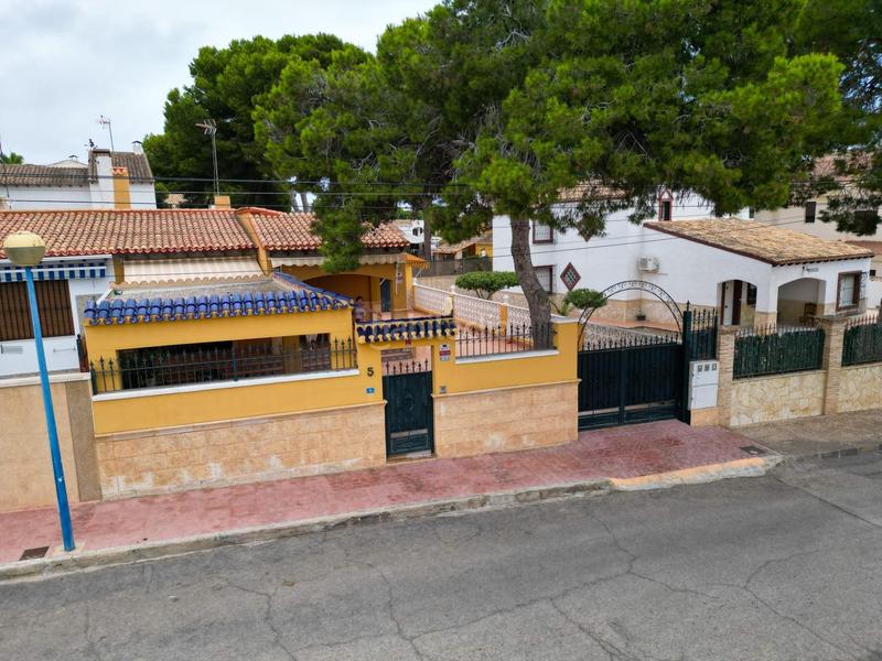 Foto e57509fc-c9cd-4cb5-8f7e-00ef9afe1c3b. Chalet  independiente en Punta Prima costa en Orihuela