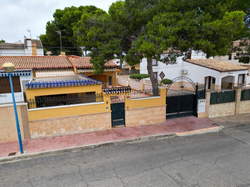 Foto e8fb402a-5218-40e5-9dd0-de9afa329f5f. Chalet  independiente en Punta Prima costa en Orihuela