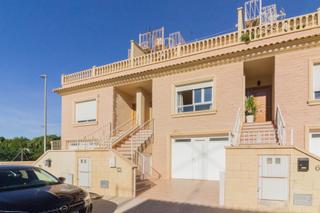 Maison à Benejúzar. Magnífico bungalow en benejúzar con amplio garaje.