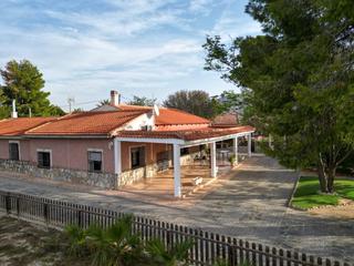Chalet à Redován. Increíble chale con piscina y una amplia parcela de más de 10.00