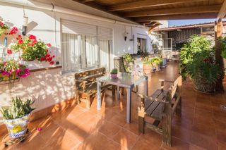 Casa  Avenida de carmen. Amplia vivienda con negocio y nave incluida en cox.