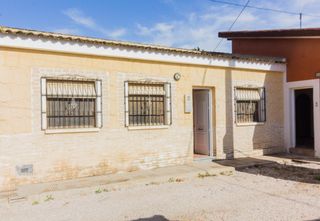 Casa  Desamparados. Casa semiadosada 4 dormitorios con parcela de m�s de 300m2 en de