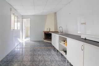 Casa  Maria ros iba�ez. Amplia casa en redov�n con terraza y patio  oportunidad �nica.