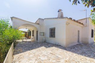 Chalet in Cox. Chalet en planta baja con amplia parcela en cox zona jaboneros.