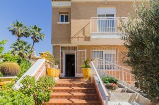 Haus in Orihuela Ciudad. Increíble bungalow con 4 dormitorios, zona exterior y garaje en