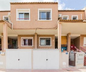 Casa adosada  Calle de acequia alquibla. Amplio adosado con garaje en hurchillo orihuela.