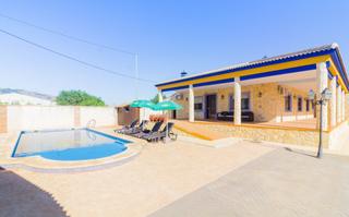 Xalet a Redován. Villa de lujo con piscina privada y parcela de 3.100m2 en redová