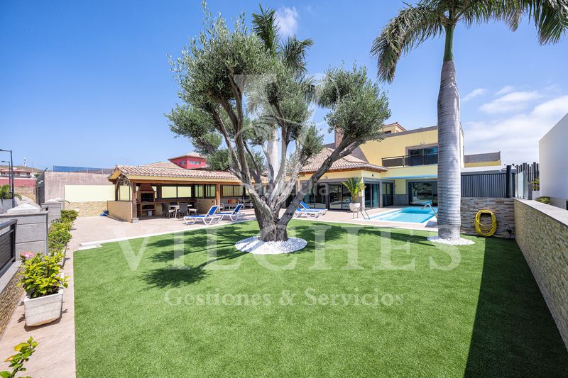 Foto 4208f831-f800-4991-9173-4ee3984add8e. Xalet amb xemeneia calefacció aparcament piscina a Telde