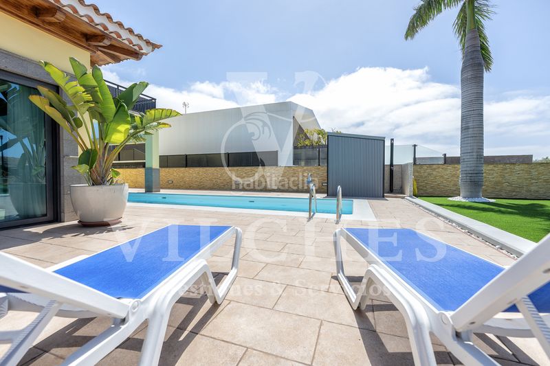 Foto 67a80c5a-5c08-48aa-aea2-a8d664e4da66. Xalet amb xemeneia calefacció aparcament piscina a Telde
