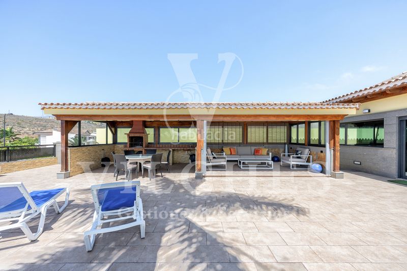 Foto f6607040-dd74-4d3d-af4f-0a920e516356. Xalet amb xemeneia calefacció aparcament piscina a Telde