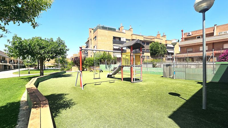 Foto 234243c1-16ba-404e-a2d5-d880f2748f7e. Casa adossada amb calefacció aparcament piscina a Zaragoza