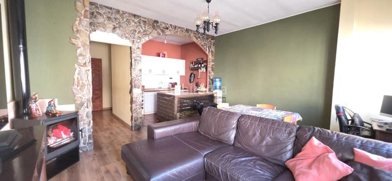 Foto 53fc7fa7-a3c9-4520-b579-ccf5912ae8c2. Casa adossada amb xemeneia calefacció aparcament a Terrassa