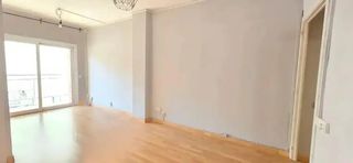 Etagenwohnung in Carrer d'al� bei 135. ?? ?? piso reformado con balc�n en ali bei � 3 habitaciones