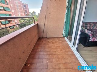 Pis a Serraparera. Piso exterior con balcn en zona serraparera