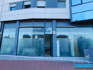 Alquiler Local Comercial en Can Tiana. Local completamente exterior con salida de humos