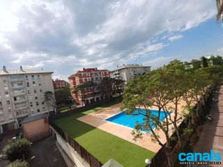 Piso en Serraparera. Piso esquinero con parking y piscina comunitaria